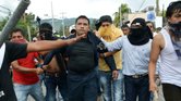 Manifestantes detiene a un policía en Chilpancingo, la capital de Guerrero. Familiares y compañeros de los estudiantes desaparecidos se niegan a aceptar la teoría de las autoridades de que los 43 normalistas fueron asesinados e incinerados.