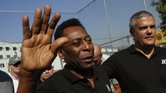 El ex astro brasileño del futbol Pelé fue operado de urgencia el jueves.