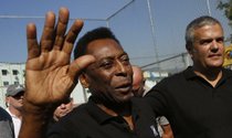 El ex astro brasileño del futbol Pelé fue operado de urgencia el jueves.