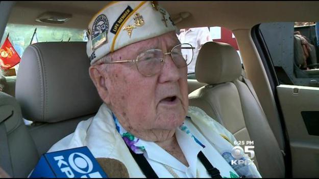 Pearl Harbor survivor Herb Louden during the 2013 Petaluma Veterans' Day Parade. (CBS)