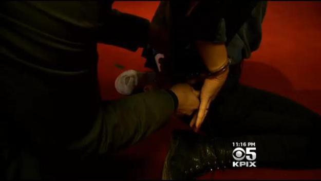 An instructor at the Rift Recon school teaches how to escape from handcuffs. (CBS)