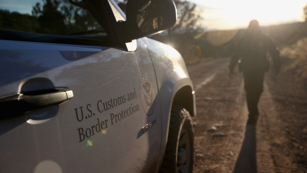 A U.S. Border Patrol patrol searches for undocumented immigrants and drug smugglers on Feb. 26, 2013 near Sonoita, Ariz. (credit: John Moore/Getty Images)