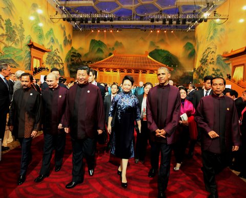 Leaders wearing the official APEC jacket at a banquet on Monday included, from left, Sultan Hassanal Bolkiah of Brunei, President Vladimir V. Putin of Russia, President Xi Jinping of China (accompanied by his wife, Peng Liyuan), President Obama and President Joko Widodo of Indonesia.