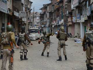 Flood-Affected Kashmiri Residents Clash With Indian Police