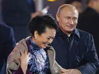 Vladimir Putin Cozies Up to China's First Lady Peng Liyuan