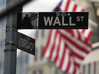 Wall Street Year-End Bonuses Will Be Ho, Ho Hum  