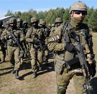 Image: Polish servicemen take part in military exercises outside the town of Yavoriv near Lviv