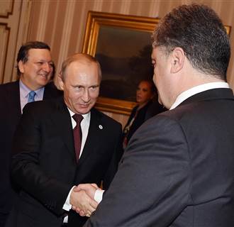 Image: Russian President Vladimir Putin shakes hands with Ukraine's President Petro Poroshenko