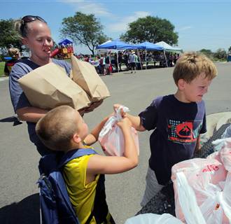 Image: Military families receive food assistance at home