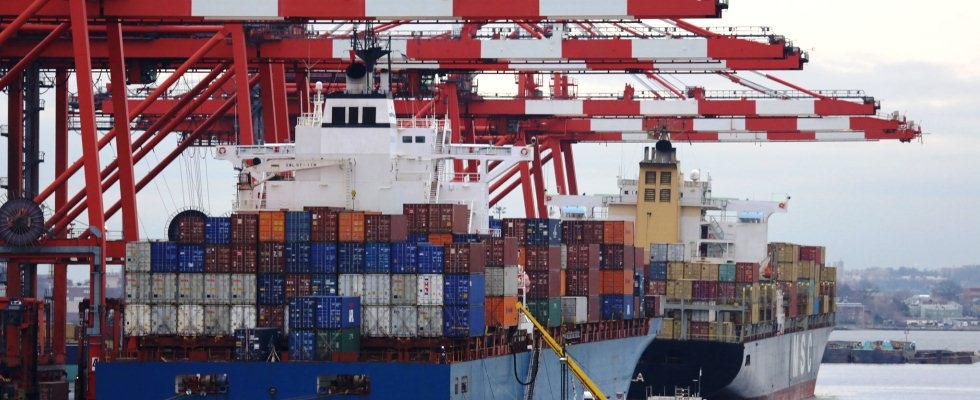 Photo of ship at Port of Newark