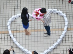 He Proposed With a Heart Made of 99 iPhone 6s. She Said No
