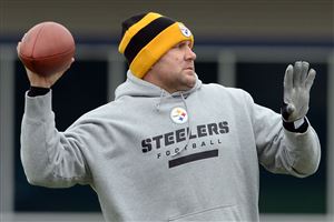  Steelers quarterback Ben Roethlisberger throws during practice on the South Side Wednesday afternoon.