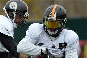  Steelers quarterback Bruce Gradkowski hands off to Le'Veon Bell during practice on the South Side.