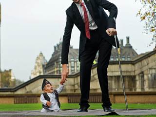 World's Tallest and Shortest Men Meet in London