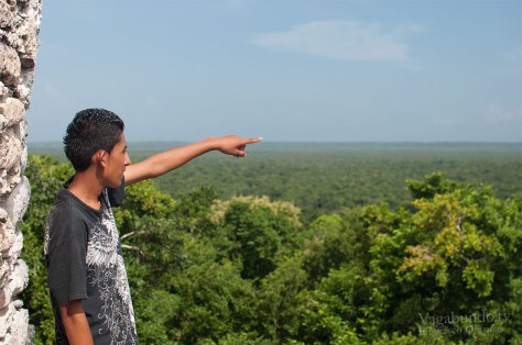 Germán señalando Chetumal en el horizonte.