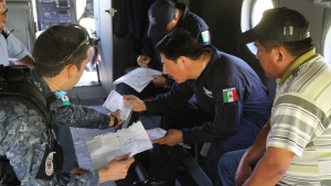 Policía y padres buscan a 43 normalistas