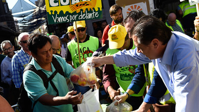 Spanish farmers distribute fruits and vegetables as part of a protest against Russia's ban on EU food imports in Madrid on September 5, 2014. (AFP Photo / Pierre-Philippe Marcou)