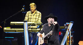 Garth Brooks Wows Scottrade Center