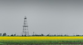 Drilling rig image via shutterstock.