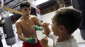 Niños participan en el programa de boxeo del templo Episcopal San Francisco de Asís en Dallas.