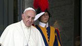 El papa Francisco sale de una de las sesiones sobre la familia en El Vaticano.