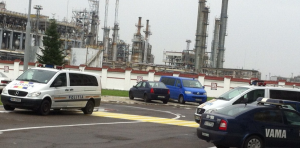 Mașinile Poliției cu care au fost ofițerii la percheziții vor circula cu benzină cumpărată de la Lukoil. Foto: Lucian Rădulescu.