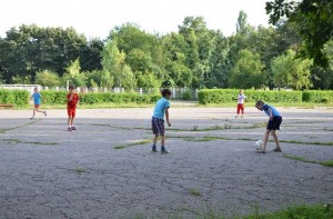 Copii, jucând fotbal în parcul din Ploiești / FOTO: Salvați Parcul Andrei Mureșanu!