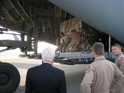 Senator Lugar oversees humanitarian assistance being unloaded from a U.S. C-17 at the Tbilisi Airport