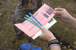 law enforcement officer
checks hunter's harvest report
and tags - USFWS