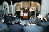 Secretary Bodman in front of a mockup nuclear reactor taking questions from the Japanese media