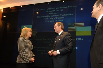 February 19, 2008 – The Honorable Michael O. Leavitt, U.S. Secretary of Health and Human Services, welcomes the Honorable Kateryna Yushchenko, First Lady of Ukraine. At right is the Honorable Oleh Shamshur, Ph.D., Ambassador of Ukraine to the United States. (Photo by Chris Smith, HHS)