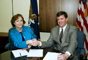 OSHA’s then-Acting Assistant Secretary, Jonathan Snare and Michele Sullivan, Chair, Board of Directors of SCHC, sign the SCHC Alliance renewal agreement on December 5, 2005.