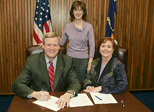 (L to R) Edwin G. Foulke, Jr., Assistant Secretary, USDOL-OSHA; Pam Kreis, Secretary/Treasurer, SCHC; Michele Sullivan, Chair, Board of Directors, SCHC; at the national Alliance renewal signing on March 24, 2008
