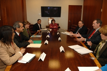 February 28, 2008 – U.S. Secretary of Health and Human Services (HHS) Michael O. Leavitt today welcomed the Mexican Secretary of Health, the Honorable José Ángel Córdova Villalobos, M.D., and the Director of the Pan American Health Organization (PAHO), Mirta Roses, M.D., to discuss how to improve joint cooperation along the United States-México Border. Secretary Leavitt is at right, in the middle; Secretary Córdova and Dr. Roses are at left, in the middle.