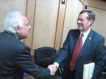 January 11, 2008 – U.S. Secretary of Health and Human Services Michael O. Leavitt greets the Indian Minister of Science and Technology, the Honorable Kapil Sibal, M.P., at the Minister’s offices in New Delhi.