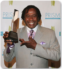 photo Ben Vereen smiling with PRISM award
