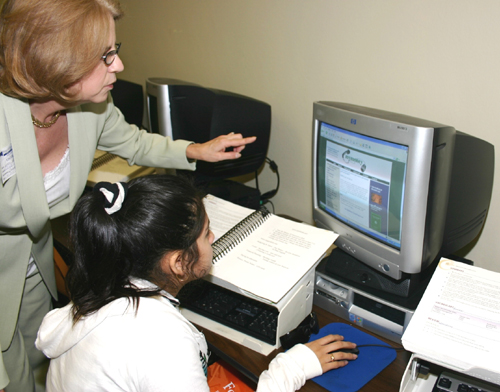 Chairman Johnson demonstrates the MyMoney.Gov website to high school students in Viginia