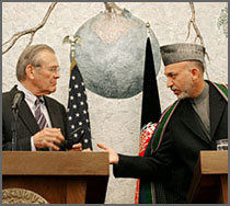 El secretario de Defensa Rumsfeld y el presidente de Afganistán  Karzai 