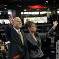 Los candidatos John McCain y Sarah Palin saludan a sus partidarios en la Convención Nacional Republicana, el 4 de septiembre.