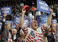 Los delegados aclaman a John McCain durante su discurso de aceptación el 4 de septiembre, en la Convención Nacional Republicana.