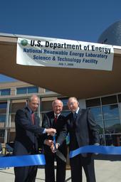 Secretary Bodman (middle) cuts the ribbon to officially open the DOE NREL’s Science & Technology Facility