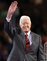 El ex presidente de EE.UU. Jimmy Carter saluda a la multitud en la Convención Nacional Demócrata 2008.