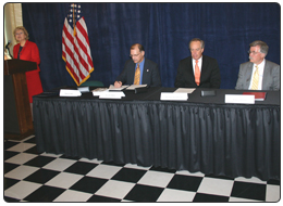 De izquierda a derecha, Sharon Eller, Directora de la Oficina de Derechos Civiles del Departamento, el Dr. John Moder, Vicepresidente de la Asociación Hispana de Universidades, Dirk Kempthorne, Secretario del Departamento del Interior, y Robert Johnson, Comisionado de la Oficina de Rehabilitación durante la ceremonia de firma del Memorando de Entendimiento.