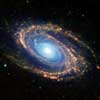 La galaxia espiral Eta Carinae, azul en el centro y con brazos espiralados amarillos.