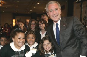 El Presidente Bush con un grupo de de niños en la mañana del jueves, 8 de junio de 2006, después de sus comentarios en el Desayuno Nacional Hispano de Oración en Washington. Photo de la Casa Blanca por Kimberlee Hewitt.