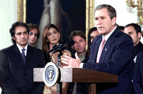 Presidente George W. Bush hablando durante el Mes Nacional de la Hispanidad en Washington, D.C.