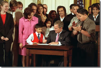 Presidente George W. Bush firmó el Decreto Presidencial 13230 que establece la Comisión Consultiva Presidencial para la Excelencia de la Educación de los Hispanoamericanos.