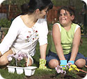 madre e hija en un jardín