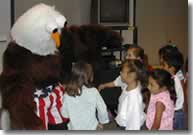 Pablo, el Águila, baja de su vuelo para visitar a los estudiantes del centro de Aprendizaje Puente.