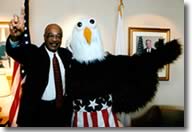 Pablo, el Águila, baja de su vuelo para visitar a Rod Paige, el Secretario de Educación de los Estados Unidos.
